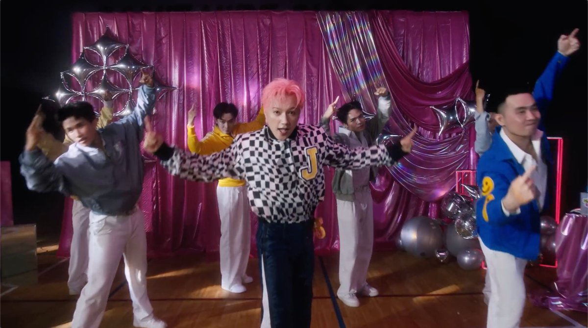 _LinhBin_'s tweet photo. JSOL serving us High School Musical realness in his new song "KHÔNG PHẢI EM, KHÔNG PHẢI AI".
MV and song are out now!!! Go check it out!!!
https://t.co/Cj0PHjeV9W
#JSOL #SonK #vpop #anhtraisayhi #atsh https://t.co/S9hm2030Nb