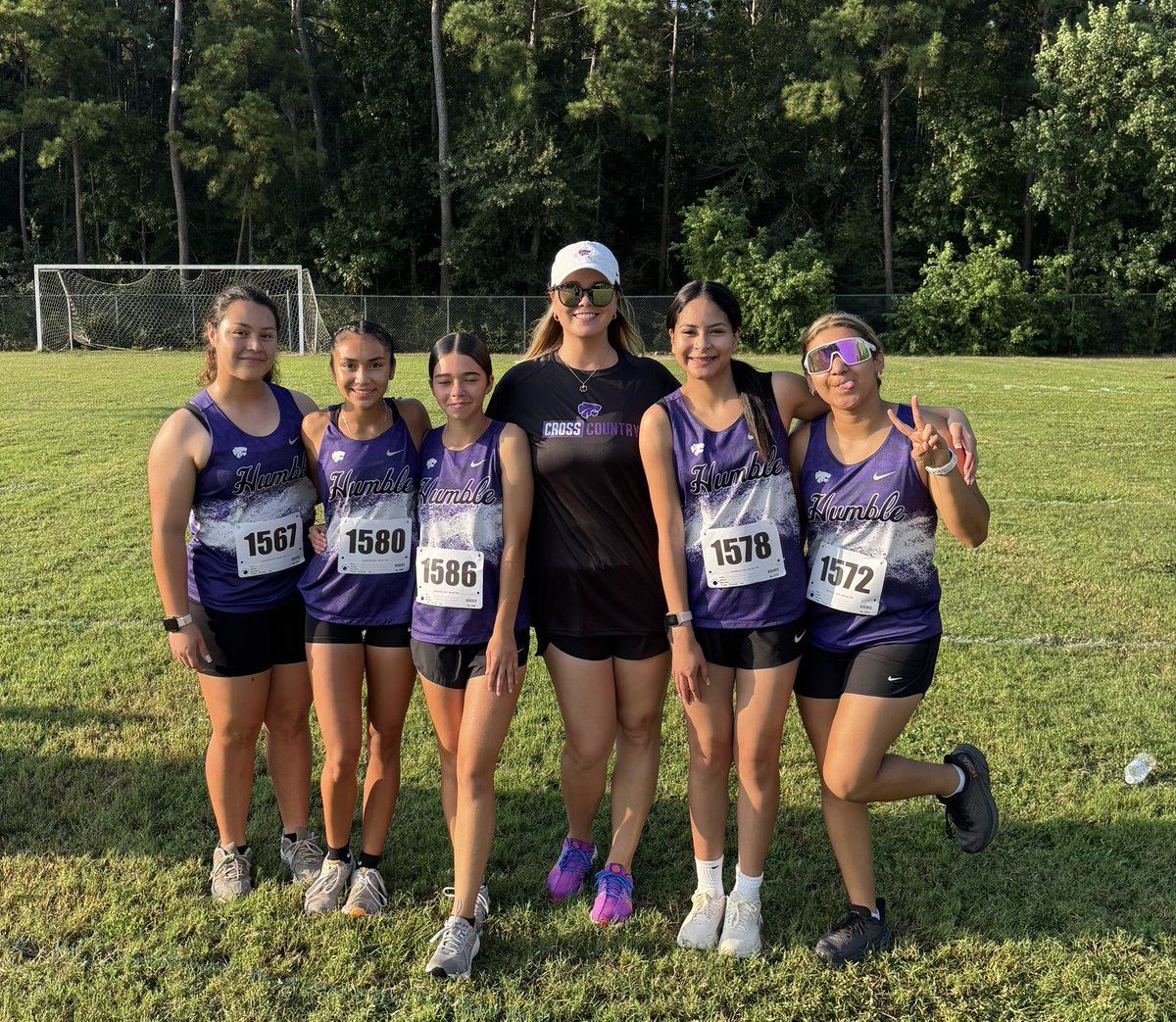 humblegirlsxc's tweet image. Varsity is locked in and ready to race today! Time to put in the work and show out. Let’s get it!! 
#RunTheDistance #ChasingGreatness #StrongerTogether
@HumbleISD_HHS @Coach_RobMurphy  @coachSeagraves @CourtneyPMath