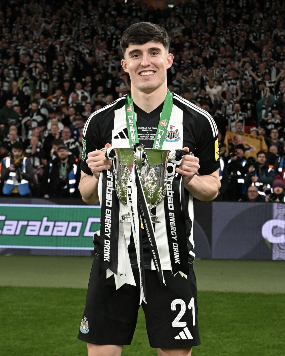 FtblJoe's tweet photo. Tino Livramento dropped an all-timer at Wembley against Liverpool:

• 100% duels won
• 100% tackles won
• 100% successful dribbles

And for the first time EVER, Mo Salah was limited to 0 shots and 0 chances created in a game where he played 90+ mins. 😰

Absolute dominance. 🏆 https://t.co/l9a9VAOI56