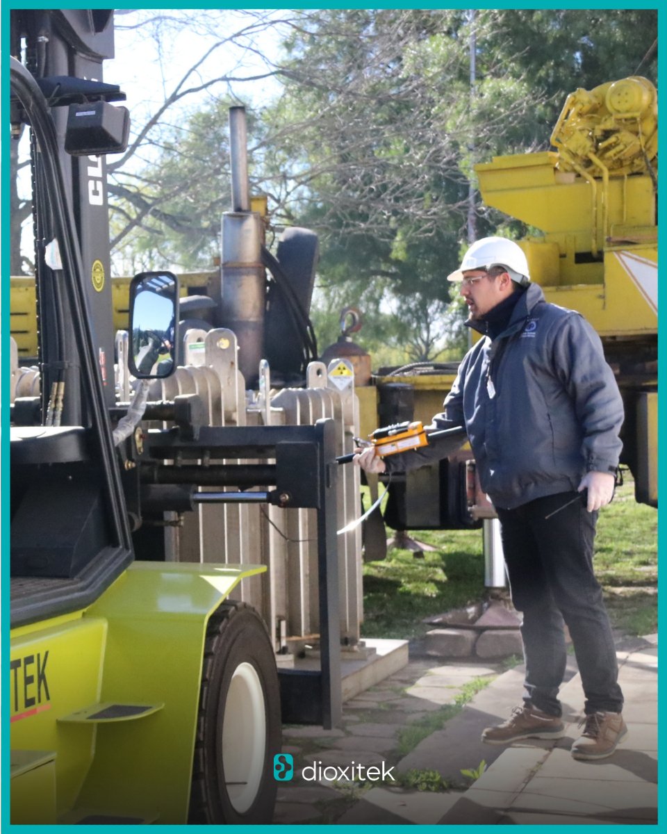 Trabajamos en obtener la certificación ISO 14001 para gestión ambiental de nuestra planta productiva en el Centro Atómico Ezeiza, como parte de nuestras metas de sostenibilidad industrial.