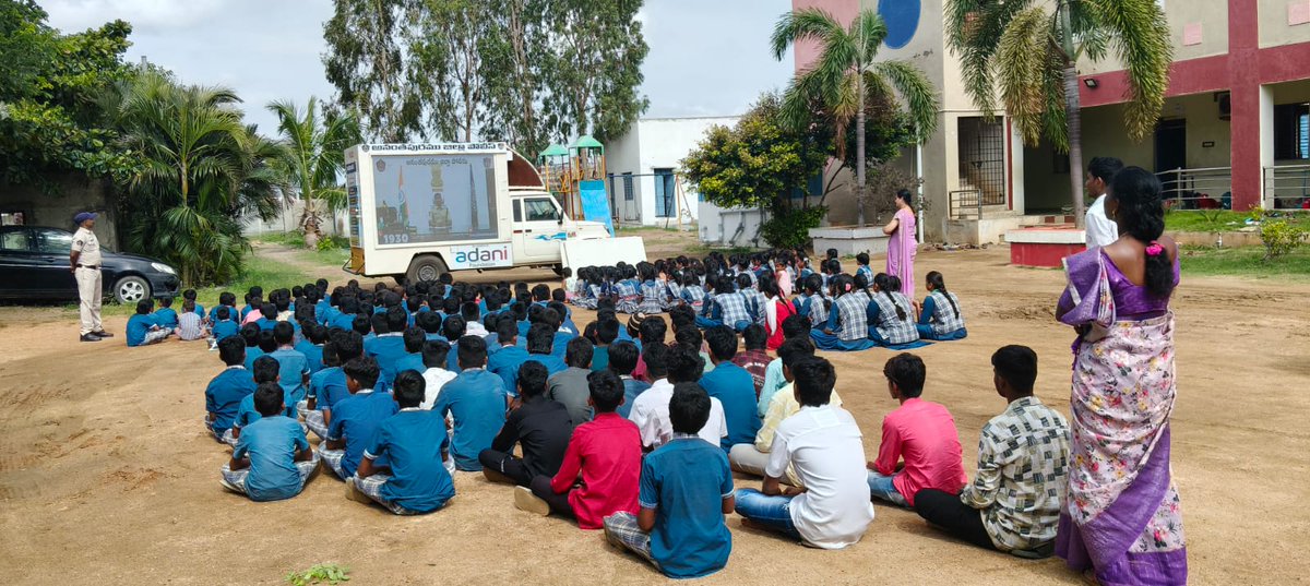AnantapurPolice's tweet photo. ఉరవకొండ అర్బన్ పోలీసు స్టేషన్ పరిధిలోని వివిధ విద్యాసంస్థలలో సురక్ష వెహికల్ ద్వారా సైబర్ నేరాలపై అవగాహన
* జిల్లా ఎస్పీ గారి ఆదేశాలతో విద్యార్థుల్లో చైతన్యం.
@APPOLICE100
#atppolice 
#anantapurpolice 
#dgpapoffical 
#cybercrime 
#cybersecurityawareness 
#apkfilefraud https://t.co/MF341404d3