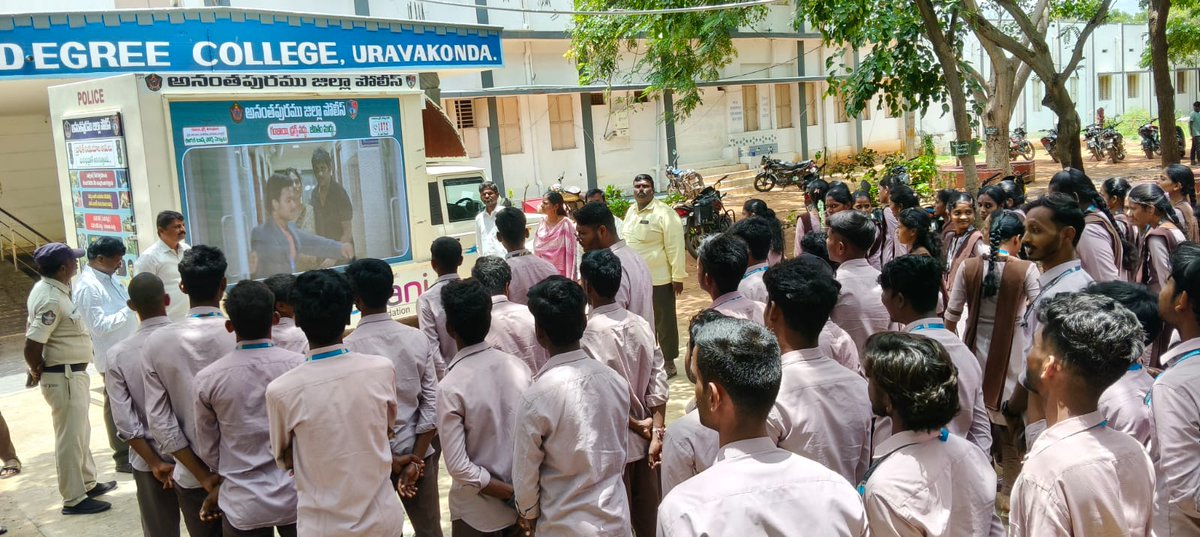 AnantapurPolice's tweet photo. ఉరవకొండ అర్బన్ పోలీసు స్టేషన్ పరిధిలోని వివిధ విద్యాసంస్థలలో సురక్ష వెహికల్ ద్వారా సైబర్ నేరాలపై అవగాహన
* జిల్లా ఎస్పీ గారి ఆదేశాలతో విద్యార్థుల్లో చైతన్యం.
@APPOLICE100
#atppolice 
#anantapurpolice 
#dgpapoffical 
#cybercrime 
#cybersecurityawareness 
#apkfilefraud https://t.co/MF341404d3