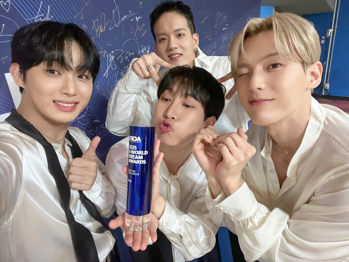 [📂]

📂 B:CHIVE
└📁 2025 #KWORLDDREAMAWARDS 

🏆 K 월드 드림 리스너 초이스상을 수상하였습니다 🏆

늘 응원해 주고 아껴주는!
MELODY가 있어 가능한 일이라고 생각해요
우리 앞으로도 쭉〰️ 행복하기만 하자💙

#비투비 #BTOB
#서은광 #SEOEUNKWANG
#이민혁 #LEEMINHYUK
#임현식 #LIMHYUNSIK