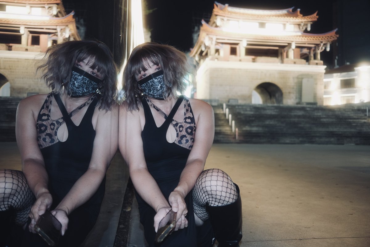 暑假夜晚的東門城，沒有喧鬧的街舞與滑板，只有我靜靜地等你⋯