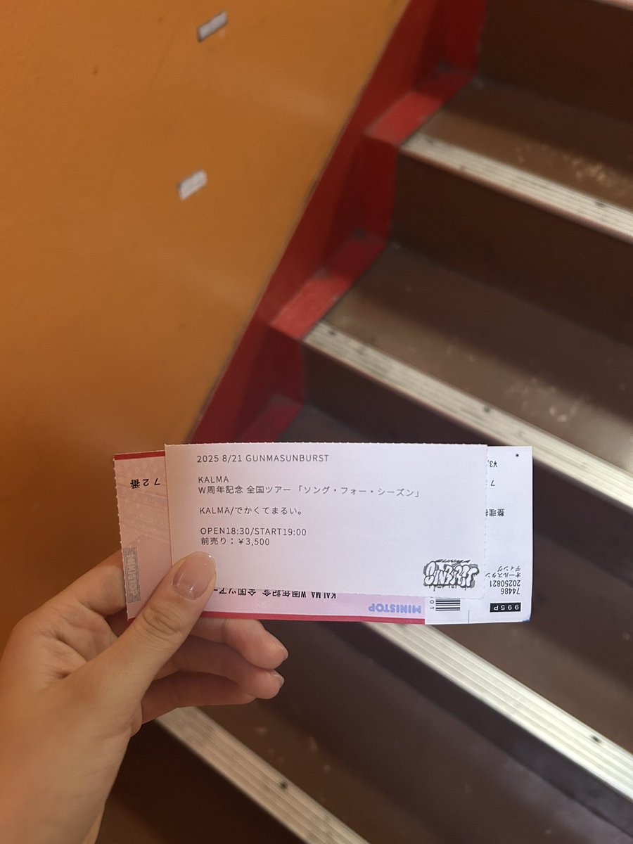 akubi302's tweet photo. 下にてぶりのでかまる最高だった！でかまる大好きです！新しいタオルもめっちゃ可愛いの！！KALMAも初めて見たけどめっちゃかっこよかったし楽しかった！！
明後日のでかまる新宿Marbleも楽しみ！
 #でかくてまるい #KALMA https://t.co/CVImpsX468
