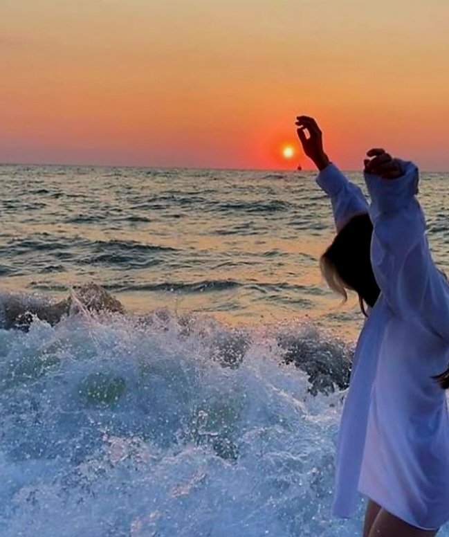 birisisadeceyim's tweet photo. mutluluğun elini kolunu bağlayalım
da bir yere kaçmasın 😊
Keyifle, huzurla...💙
#akşamadoğru💫
#suhayattır
#mavikal 💦🌊 https://t.co/YY9LDAcMTp