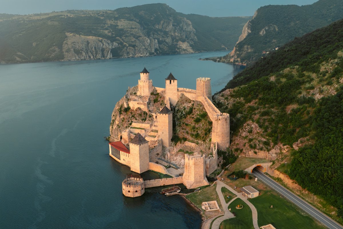 Golubac Fortress – a place where history and nature create magic!
Get ready for an adventure through its walls, towers, and narrow corridors, enjoy the magical atmosphere of this historical monument, and uncover all the secrets that Golubac Fortress hides!
📷 HIISHII photo