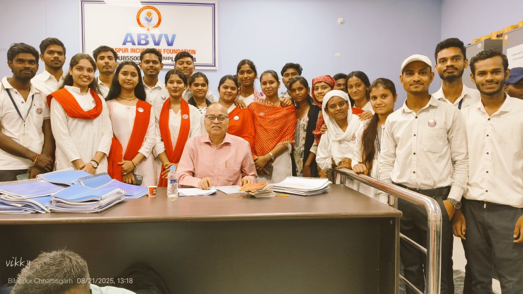 JPverma_collage's tweet photo. 21 अगस्त 2025 को अटल बिहारी वाजपेई विश्वविद्यालय में "C" सर्टिफिकेट परीक्षा में @JPverma_collage के राष्ट्रीय सेवा योजना के कुल 28 स्वयंसेवक/सेविकाएं परीक्षा में सम्मिलित हुए।
#NSS बाह्य परीक्षक डॉ. विमल पटेल सर 

@_NSSIndia @NSSRDBhopal @manojsinha812 @_NSSAwards @YASMinistry https://t.co/bOVYrwaVtU