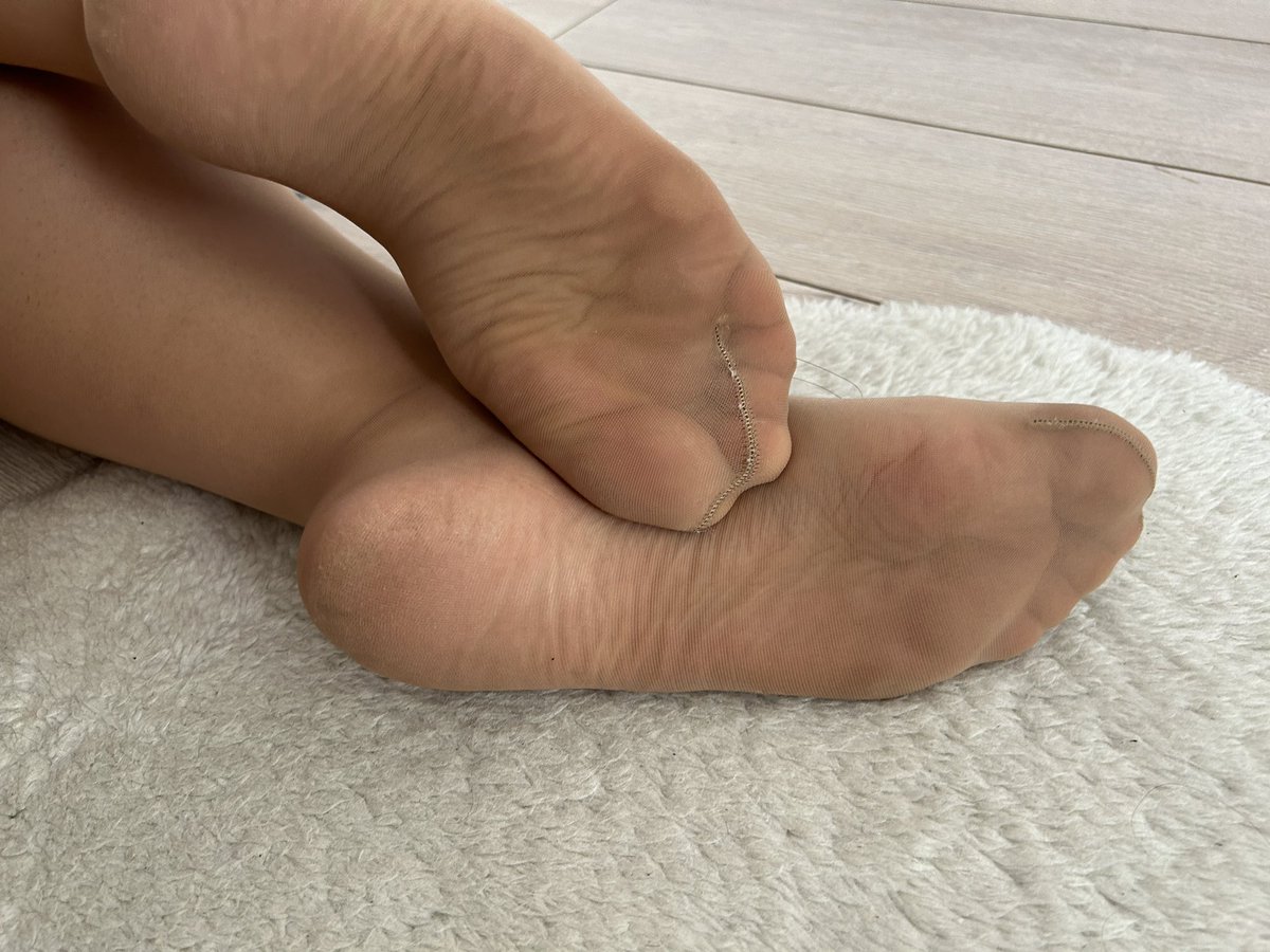 ... niezwykle spocone i bosko pachnące...😌✨

Natychmiast zrujnowałbyś swoje życie, gdybyś mógł teraz lizać moje pyszne podeszwy do czysta, prawda...? 🤭💸