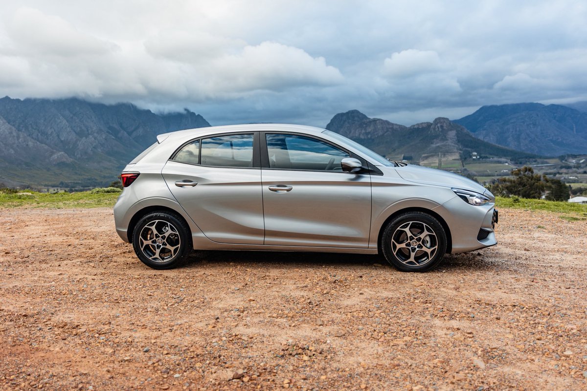 khuleonwheels's tweet image. Yesterday we spent some time in the range-topping MG3 1.5 HEV. In terms of aesthetics, it looks similar to the other models in the line-up. We’re fans of the sporty design of this supermini. As for the cabin, it’s not a bad place to be. Cabin space is decent…
#MG3 #MGSouthAfrica