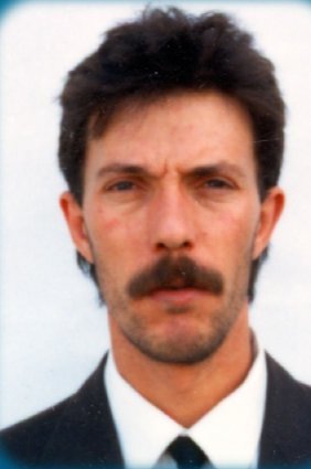 Un día como hoy de 1994 #ETA asesinó en #Berango (#Vizcaya) al <a href="/policia/">Policía Nacional</a> JOSÉ SANTANA RAMOS. 

Un terrorista le disparó dos tiros en la cabeza mientras jugaba a cartas con algunos amigos, en el bar de la sede local del <a href="/eajpnv/">EAJ-PNV</a>.

Le acompañaba una de sus hijas, de 8 años.

#MEMORIA