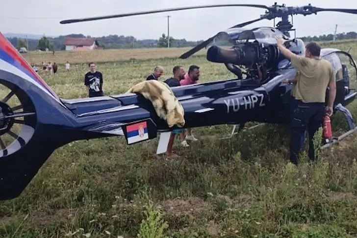 Helikopter iz Srbije prinudno je sletio kod Prnjavora zbog kvara na motoru. Oko 13h policija dobila prijavu o incidentu i potvrdu da nema povređenih ni štete. Pilot, državljanin Srbije, obavestio je Sektor za vanredne situacije BiH. 🚁 📸 Glas Srpske
