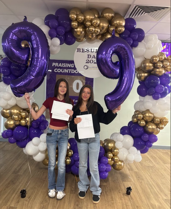 OAHemsworth's tweet photo. 🎉💜We have had a fantastic morning celebrating the amazing GCSE results of our Year 11 students!🎉💜
We are so proud of you all and wish you all every sucess in your next steps for the future.
#ResultsDay2025 #TeamHemsworth https://t.co/UDEjJYOO7a