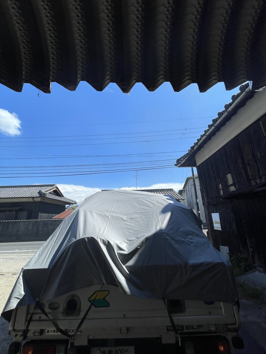 502oumc's tweet photo. お疲れ様です
岡山大学自動車部です
お盆休み明けの本日は歴代のタイヤ達の処分を行なっています
えー、非常に多い何故処分してこなかったのでしょうか
今回も広報君がトラックで運搬頑張ってます（疲労困憊）
ちなみに、これでもまだ少し残ってます
はぁ第二弾もあるのかぁ https://t.co/7xBTl8vr2M