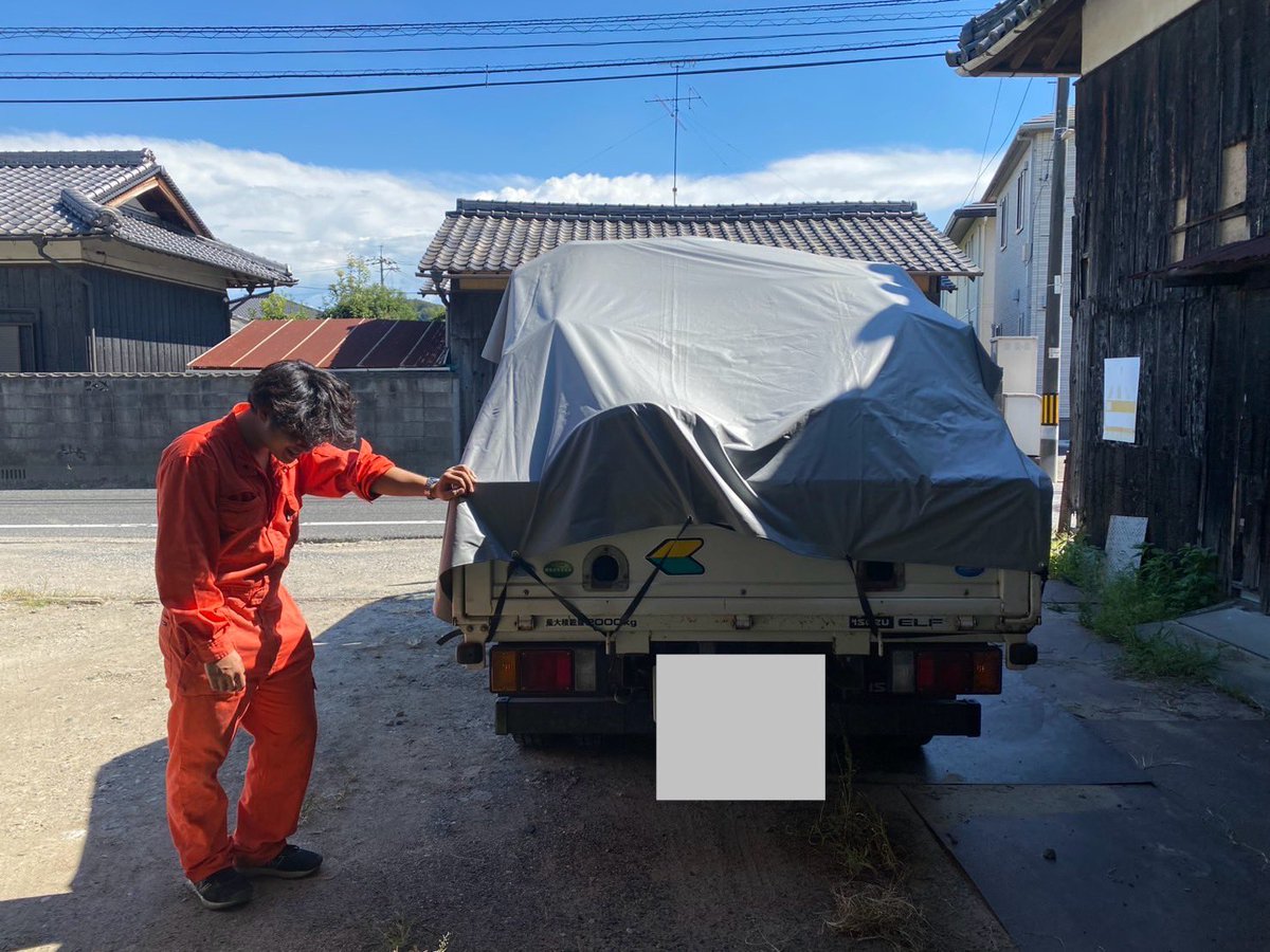 502oumc's tweet photo. お疲れ様です
岡山大学自動車部です
お盆休み明けの本日は歴代のタイヤ達の処分を行なっています
えー、非常に多い何故処分してこなかったのでしょうか
今回も広報君がトラックで運搬頑張ってます（疲労困憊）
ちなみに、これでもまだ少し残ってます
はぁ第二弾もあるのかぁ https://t.co/7xBTl8vr2M
