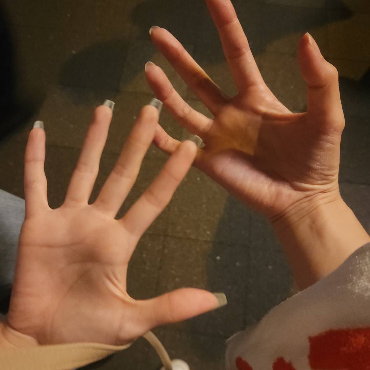 cchh_25's tweet photo. えぬふらとのハイタッチ当選し
ちゃふんのうちわ構えて行ったから
心無しかちゃふんがめっちゃ笑顔で迎えてくれた。
気がする🫶🏻笑
推したちとのハイタッチに興奮して右手を📸 https://t.co/mgvnjsBJcI