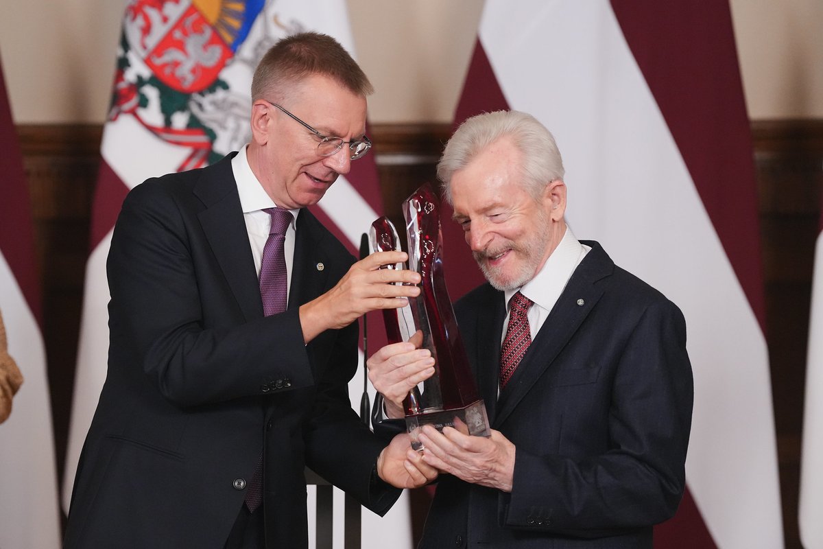 🏛️Valsts prezidents Edgars Rinkēvičs Rīgas pilī pasniedza Valstiskuma balvu Imantam Lancmanim – Rundāles pils muzeja ilggadējam direktoram, mākslas zinātniekam un gleznotājam.
No sirds priecājamies un lepojamies!