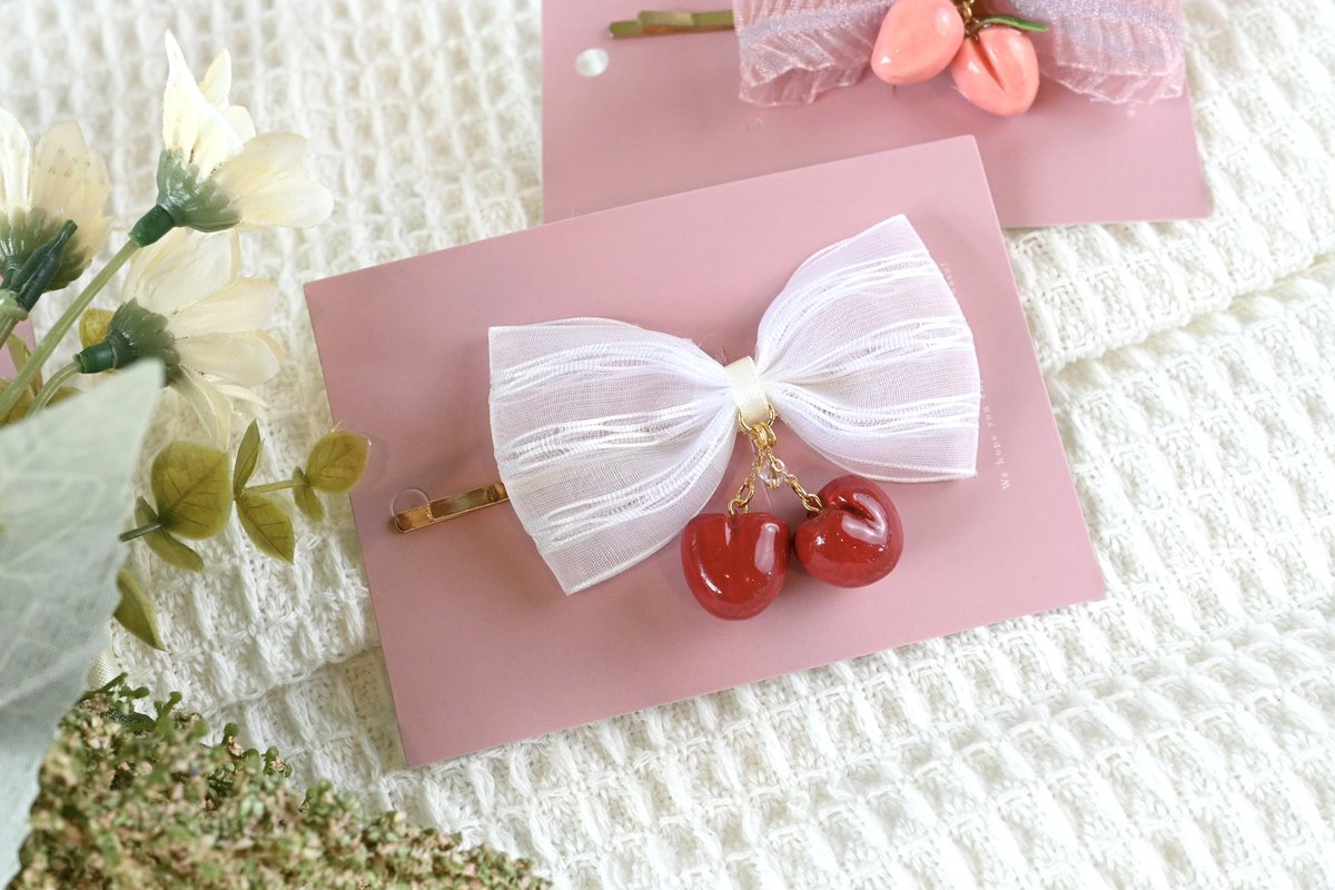 Flowerresin's tweet photo. SHP Lot No.22-07 🍒กิ๊บโบว์สีขาว ห้อยดินปั้นญี่ปุ่นผลเชอร์รี่ 🍒พร้อมส่ง ✅ว่าง 1 ชิ้น✅

ราคา : 290฿
ขนาด :  กิ๊บยาว  7 ซม

EMS : 50฿

#เครื่องประดับ #ต่างหู #ของขวัญ #clayart #jewelry #งานแฮนด์เมด #ดินปั้น #accessories #桜 #fruit #ผลไม้ #handmadejewelry https://t.co/ybUkGroGM5