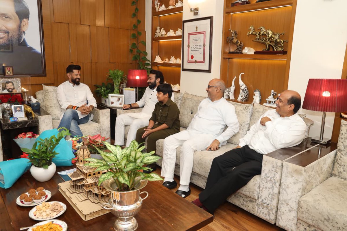 Rajesh VVerma (@rajeshverma_ljp) on Twitter photo आज सपरिवार नई दिल्ली में राष्ट्रीय अध्यक्ष सह केंद्रीय मंत्री आदरणीय श्री <a href="/iChiragPaswan/">युवा बिहारी चिराग पासवान</a> जी से उनके आवास पर सुखद मुलाकात कर उनका मार्गदर्शन प्राप्त किया। आज सपरिवार नई दिल्ली में राष्ट्रीय अध्यक्ष सह केंद्रीय मंत्री आदरणीय श्री <a href="/iChiragPaswan/">युवा बिहारी चिराग पासवान</a> जी से उनके आवास पर सुखद मुलाकात कर उनका मार्गदर्शन प्राप्त किया।