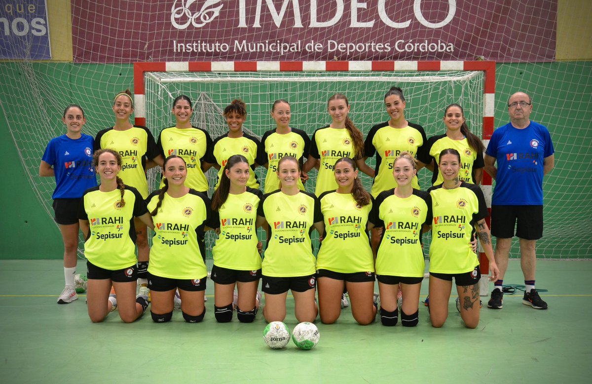 🧨 ESTAMOS DE VUELTA 💥 

Como hemos anunciado días anteriores, nuestras chicas y cuerpo técnico se vuelve a vestir de corto 
🩳👚

En la 1a foto, la plantilla al completo 🤾🏽‍♀️ a falta de Camila 
2a,Nuestro staff técnico 🔵
3a,nuestras nuevas incorporaciones ✅ 
4a,equipo entero🙅🏽‍♀️