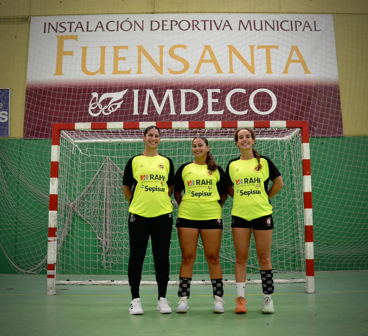 BalonmanoAdesal's tweet photo. 🧨 ESTAMOS DE VUELTA 💥 

Como hemos anunciado días anteriores, nuestras chicas y cuerpo técnico se vuelve a vestir de corto 
🩳👚

En la 1a foto, la plantilla al completo 🤾🏽‍♀️ a falta de Camila 
2a,Nuestro staff técnico 🔵
3a,nuestras nuevas incorporaciones ✅ 
4a,equipo entero🙅🏽‍♀️ https://t.co/io2KauuyYK