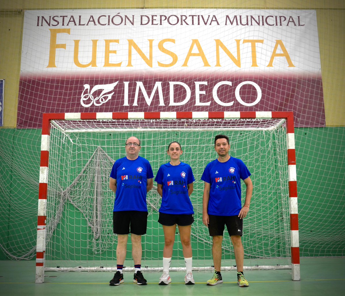 BalonmanoAdesal's tweet photo. 🧨 ESTAMOS DE VUELTA 💥 

Como hemos anunciado días anteriores, nuestras chicas y cuerpo técnico se vuelve a vestir de corto 
🩳👚

En la 1a foto, la plantilla al completo 🤾🏽‍♀️ a falta de Camila 
2a,Nuestro staff técnico 🔵
3a,nuestras nuevas incorporaciones ✅ 
4a,equipo entero🙅🏽‍♀️ https://t.co/io2KauuyYK