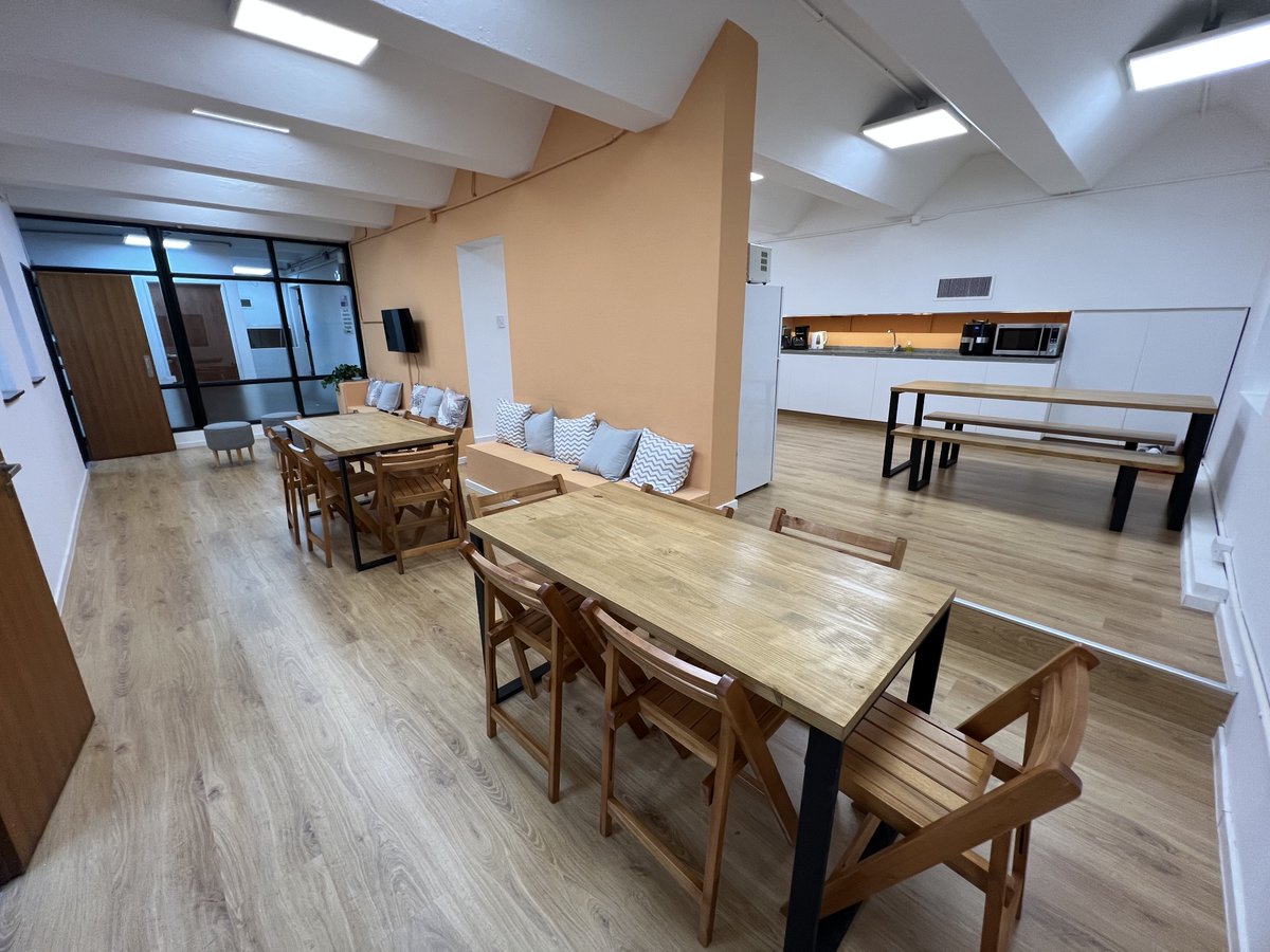 Fisica_UBA's tweet photo. Finalizaron las obras 🥳
Con el apoyo de nuestros graduados, dimos vida a nuevos espacios: una cocina totalmente equipada y un área pensada para trabajo en equipo y momentos de relax. Además, renovamos la cocina del segundo piso y sumamos una sala de reuniones.
Son cambios que hacen que la vida cotidiana de nuestros doctorandos sea más acogedora y estimulante:
