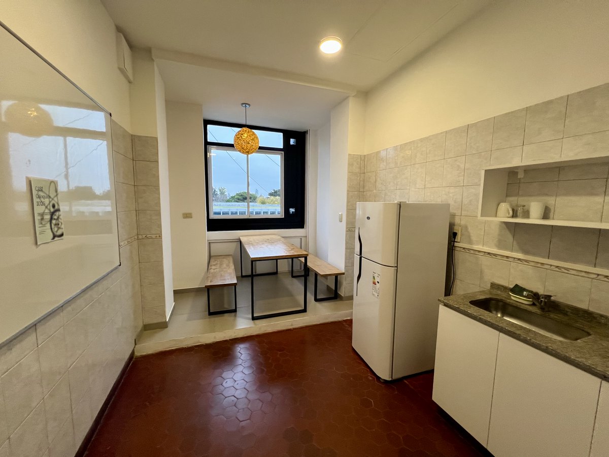 Fisica_UBA's tweet photo. Finalizaron las obras 🥳
Con el apoyo de nuestros graduados, dimos vida a nuevos espacios: una cocina totalmente equipada y un área pensada para trabajo en equipo y momentos de relax. Además, renovamos la cocina del segundo piso y sumamos una sala de reuniones.
Son cambios que hacen que la vida cotidiana de nuestros doctorandos sea más acogedora y estimulante: