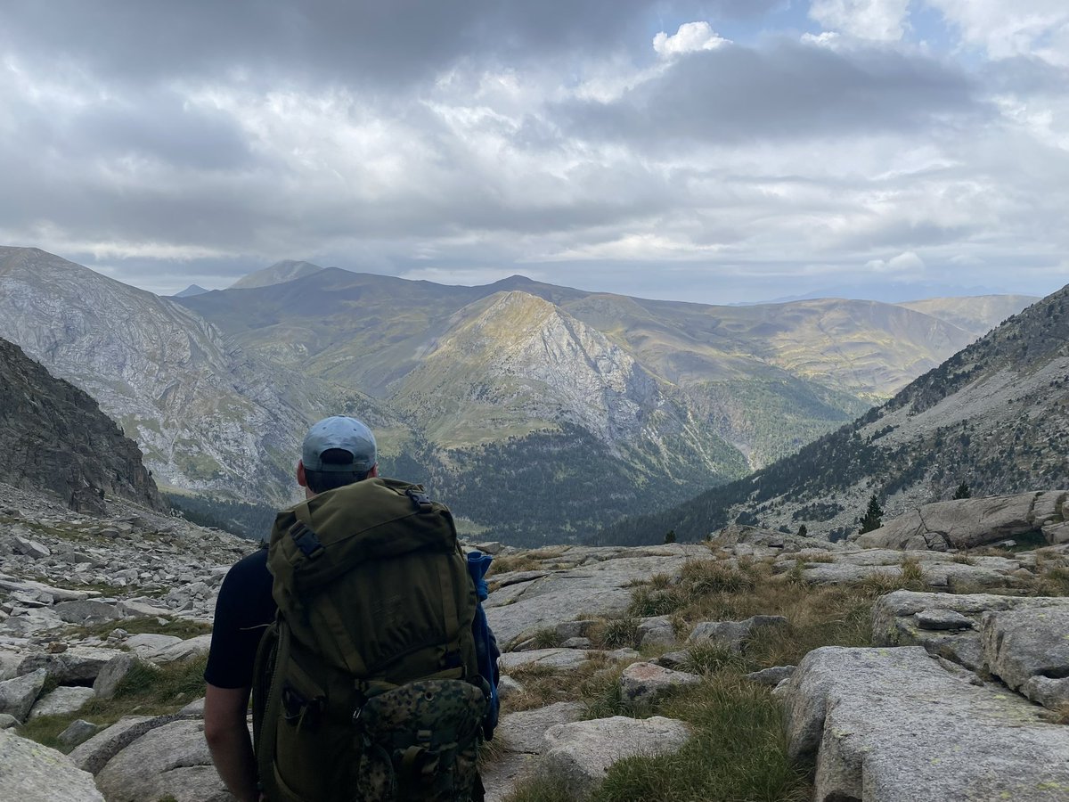 De twins hicken stevig door Spanje 🇪🇸 , rugzakken vol, maar verstand hopelijk licht ingepakt.