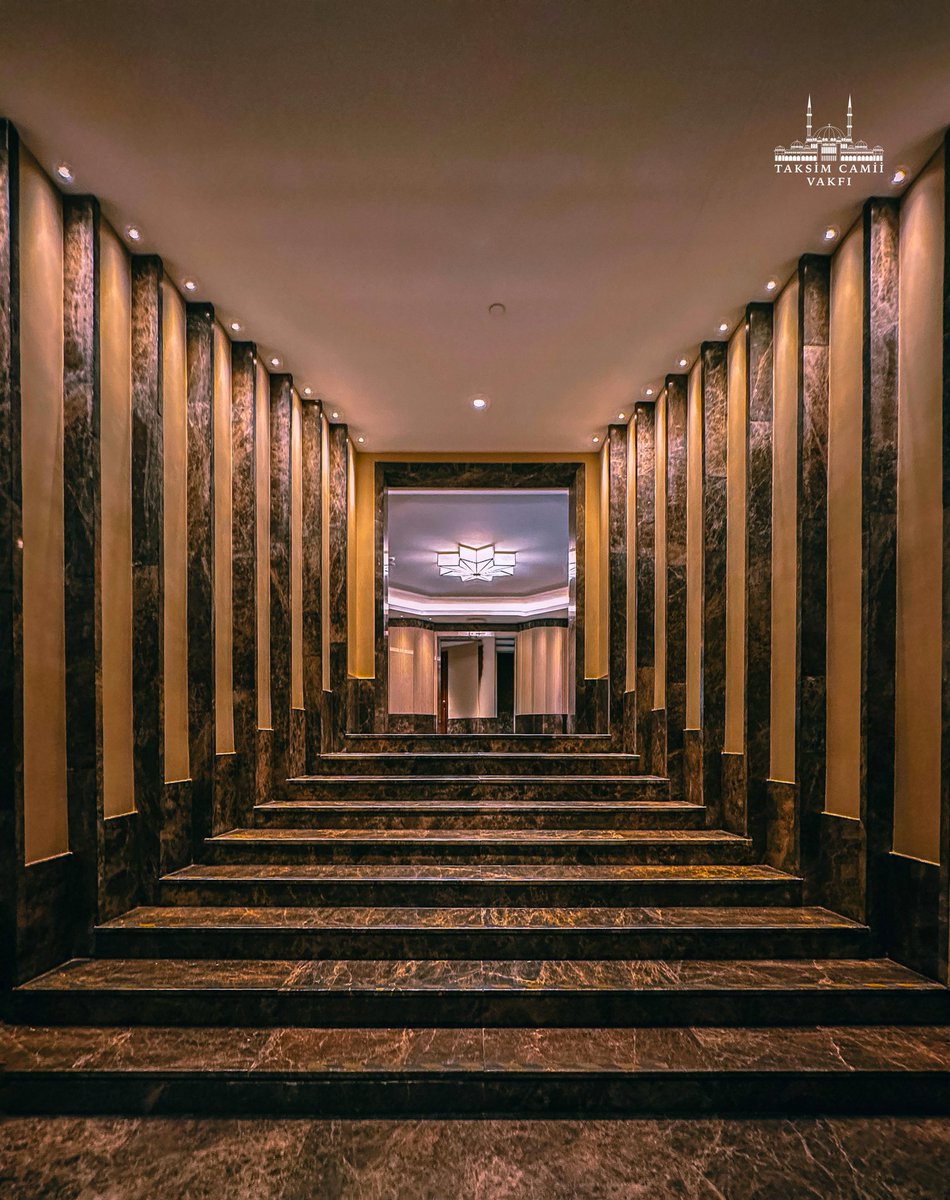 Taksim Camii, mimari detayları ve estetik anlayışıyla geleneksel çizgileri modern yorumlarla buluşturmaktadır. 

#TaksimCamii #TaksimCamiiVakfı #TaksimMosque #YaşayanCamii