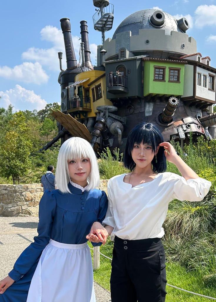 私と友人は今日と昨日(8/20-21) に、愛・地球博記念公園でハウルの動く城のコスプレをしました。城のバルコニーでも少し過ごしたこともあります🙌
もし同じ日に魔女の谷で私たちを撮影した方がいらっしゃいましたら、ぜひ写真を送っていただけるととても嬉しいです🥹🙏
#拡散希望 #ジブリパーク #cos