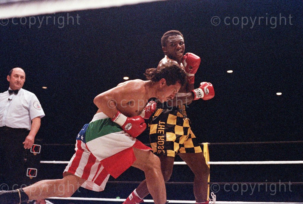 Dingaan Thobela versus Tony Lopez at Sun City in 1993.