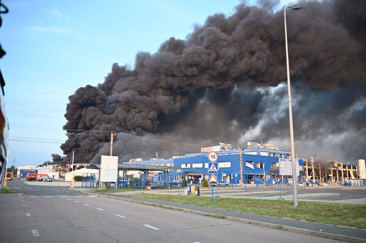 Putin's arrogance and contempt for Trump is stunning.
The American Flex consumer electronics plant in Mukachevo, Ukraine has been struck by two Russian “Kalibr” cruise missiles, each armed with a 450 kg high explosive warhead.
12 people were injured, two seriously.