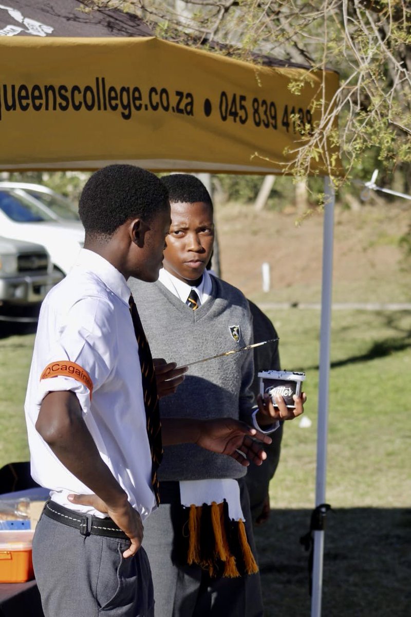 QueensCollegeEC's tweet image. Make your mark for R10! 🖐🏽

Visit the collection box for donations to the Thuthuzela Care Centre &amp;amp; Hands of Compassion Soup Kitchen (toiletries, pre-loved clothes and blankets, non-perishable foods, etc.) at the Astro today and Rec tomorrow!

#handsthathelp #QCagainstGBV Week! 🧡