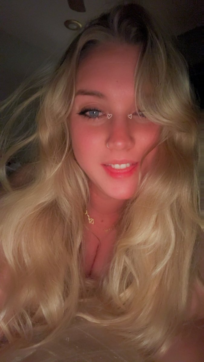 julzima_'s tweet photo. 3 bottles of wine and a sc photoshoot in bed 😘 https://t.co/doldA2aiVD