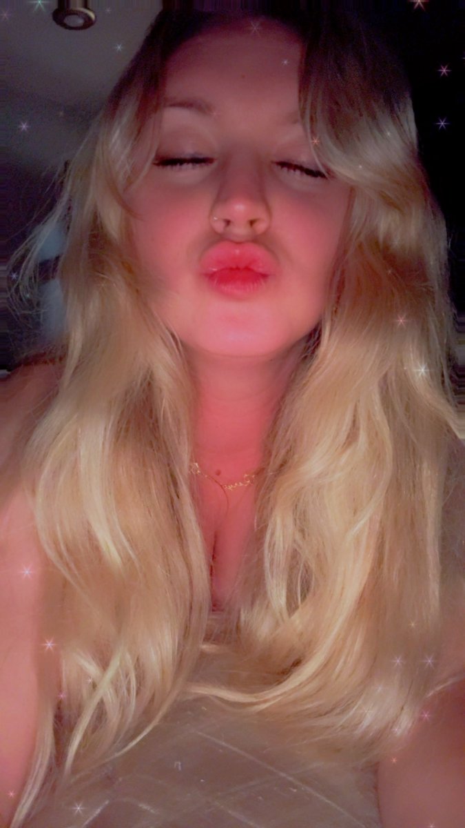 julzima_'s tweet photo. 3 bottles of wine and a sc photoshoot in bed 😘 https://t.co/doldA2aiVD