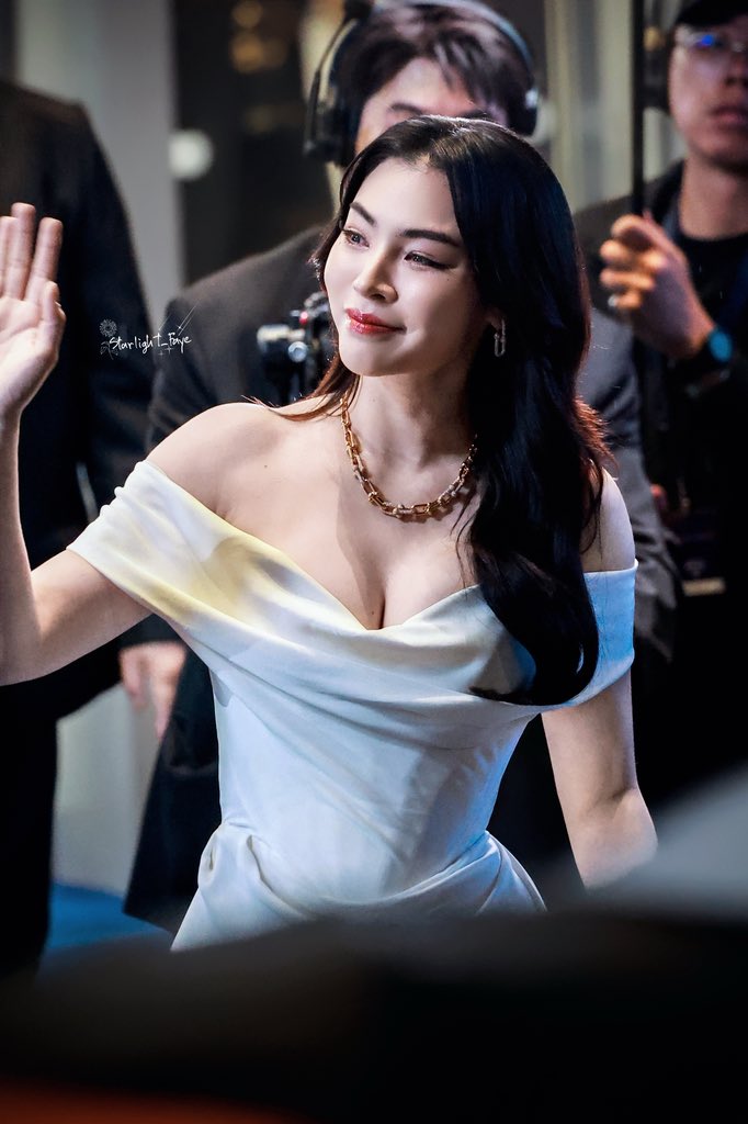 Starlight_Mali's tweet photo. 🌻21 August, Tiffany &amp; Co.✨

SHE IS THE DIMOND💎
@malisorn00 
@TiffanyAndCo

PERAYA LEGENDARY LEGACY
#TiffanyAndCoxFaye https://t.co/Y7sUFiNLW5