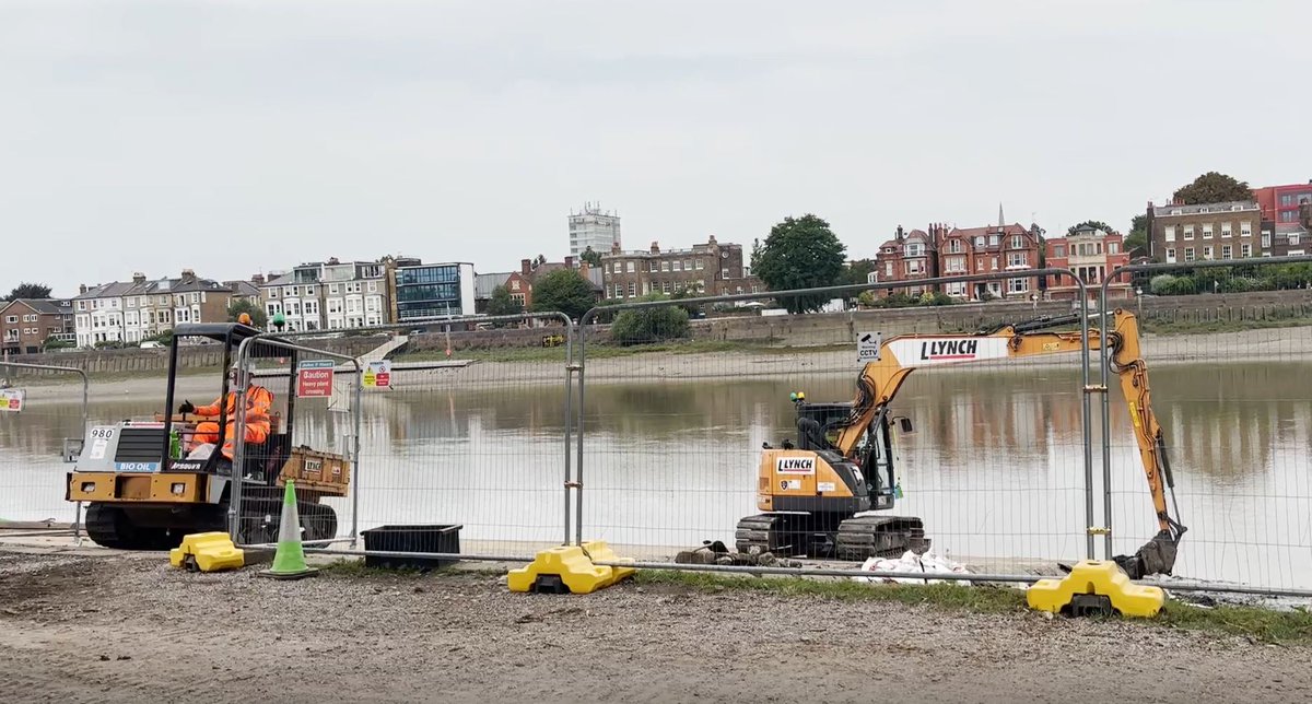 LondonPortAuth's tweet image. Update: We have made significant progress on removing the 180 tonnes of congealed wet wipes from ‘Wet Wipe Island’ in Hammersmith.  
 
Each truckload holds 1 tonne of wet wipes.  

Find out more ➡️ hubs.la/Q03DQKsS0