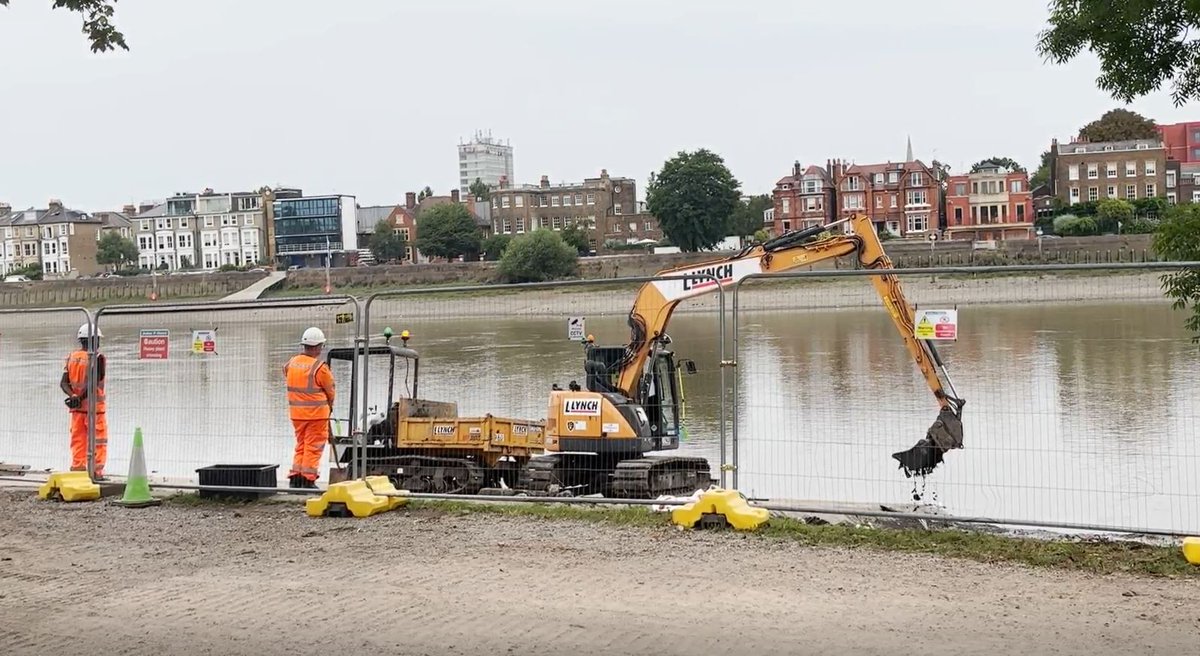 LondonPortAuth's tweet image. Update: We have made significant progress on removing the 180 tonnes of congealed wet wipes from ‘Wet Wipe Island’ in Hammersmith.  
 
Each truckload holds 1 tonne of wet wipes.  

Find out more ➡️ hubs.la/Q03DQKsS0