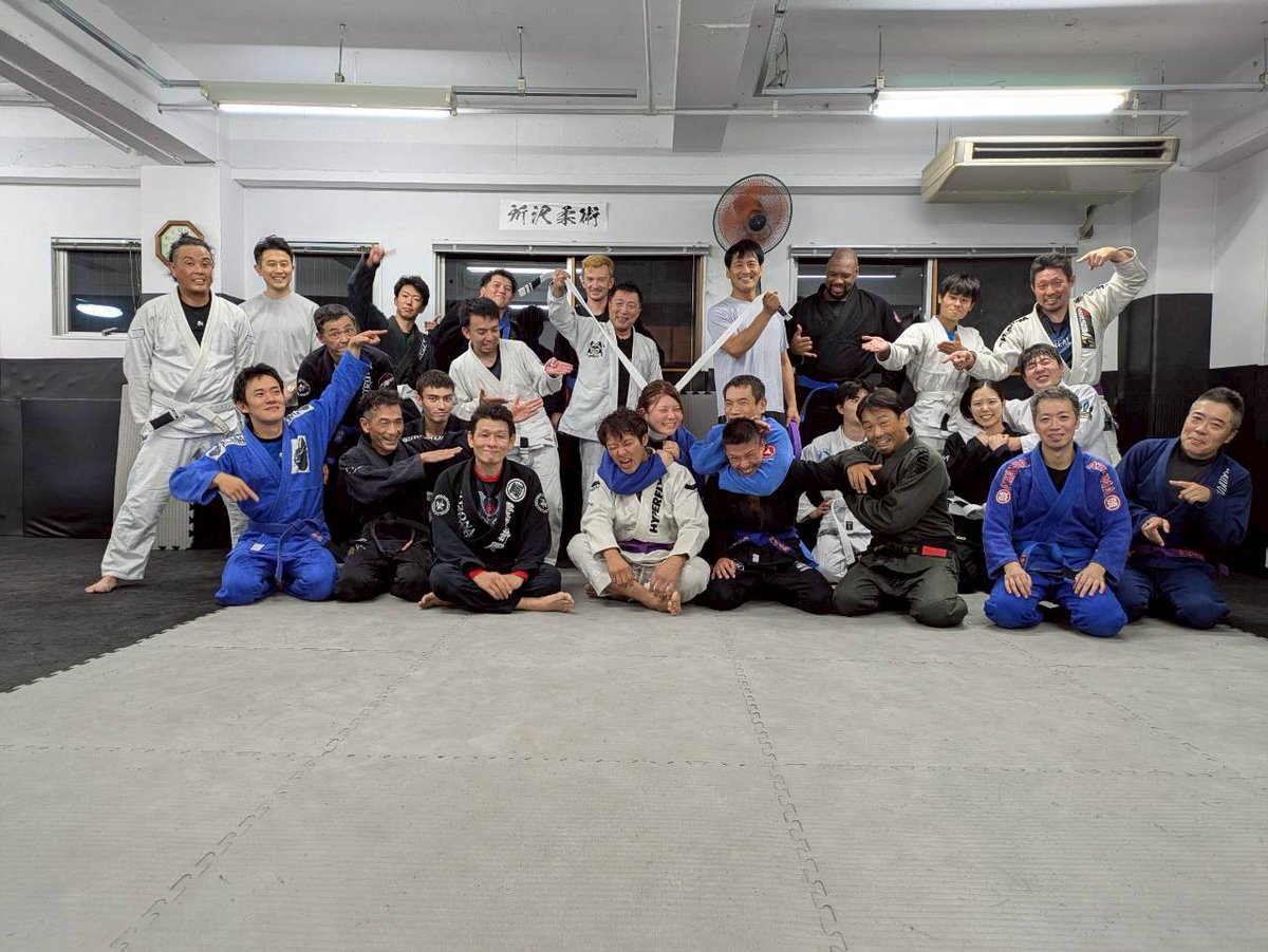 SSKKDojo's tweet photo. 木曜日大盛況！！！
一階 ビギナーキッククラス
二階 柔術ビギナークラス&amp;昇帯式

おめでとうございます！！！ https://t.co/3vRPlbgVqR