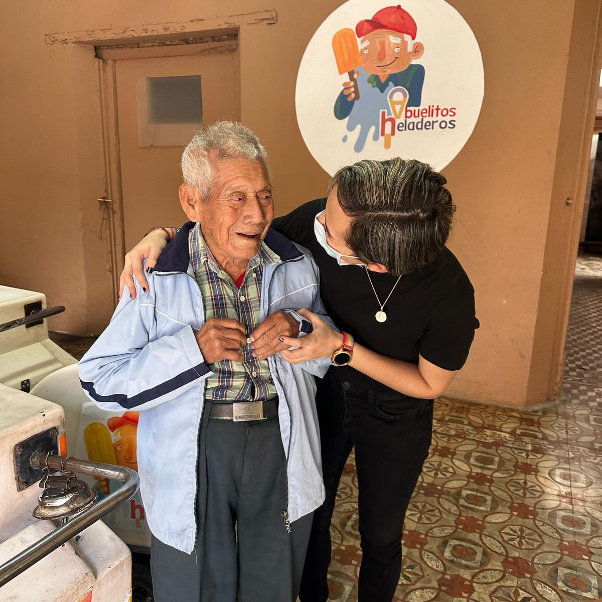NuestroDiario's tweet photo. ⚫ ADIÓS DON JULIO 💔😭🕊️

El abuelito que inspiró la creación de "Abuelitos Heladeros" falleció, según las redes sociales del proyecto. Esta iniciativa inició para dignificar las condiciones de vida de las personas de la tercera edad que venden helados y otros productos en el Centro Histórico. Puede que don Julio ya no esté con nosotros, pero su legado sigue vivo 🥺.

#NuestroDiario, noticias como son 📰
📸: Abuelitos Heladeros | #ComunidadND #DigitalND