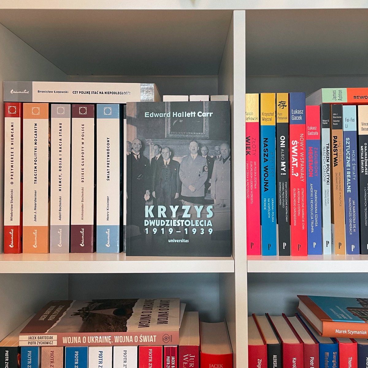 Ukladsil's tweet photo. 📚„Kryzys dwudziestolecia 1919–1939” Edwarda Halletta Carra to jedna z najważniejszych książek w historii myśli o stosunkach międzynarodowych. Autor, uważany za ojca realizmu politycznego, wnikliwie analizuje okres międzywojenny, kiedy idealistyczne nadzieje na trwały pokój po I wojnie światowej zderzyły się z brutalną rzeczywistością. Carr pokazuje, dlaczego próby budowy ładu opartego na moralnych zasadach i prawie międzynarodowym okazały się niewystarczające wobec rosnących napięć i gry sił między państwami.
To książka, która krytycznie podchodzi do iluzji idealizmu i wskazuje, że polityka międzynarodowa to nie tylko wartości i deklaracje, ale przede wszystkim rywalizacja o potęgę. Carr definiuje ją jako wypadkową siły militarnej, ekonomicznej oraz wpływu ideologicznego, podkreślając, że skuteczna polityka wymaga pogodzenia moralności z realizmem.
„Kryzys dwudziestolecia” to klasyk, który do dziś pozostaje aktualny. W świecie pełnym konfliktów, rywalizacji mocarstw i zawodnych prób ustanawiania globalnych reguł, jego diagnozy brzmią wyjątkowo świeżo. To lektura obowiązkowa dla wszystkich, którzy chcą zrozumieć mechanizmy rządzące stosunkami międzynarodowymi – zarówno dla studentów i badaczy, jak i dla każdego zainteresowanego historią i polityką.
Starannie przygotowane polskie wydanie zawiera tłumaczenie Jana Sadkiewicza i dodatkowy wstęp, który pomaga osadzić dzieło Carra we współczesnym kontekście. To ponad 370 stron głębokiej analizy, która zmienia sposób patrzenia na politykę światową.
Jeśli szukasz książki, która nie tylko opisuje historię, ale także dostarcza narzędzi do zrozumienia teraźniejszości, „Kryzys dwudziestolecia 1919–1939” jest pozycją, po którą warto sięgnąć.
#BibliotekaUkładuSił
Pamiętajcie, że kupując książki w naszej księgarni, wspieracie naszą pracę.🤝
https://t.co/bvR5lkJZU9