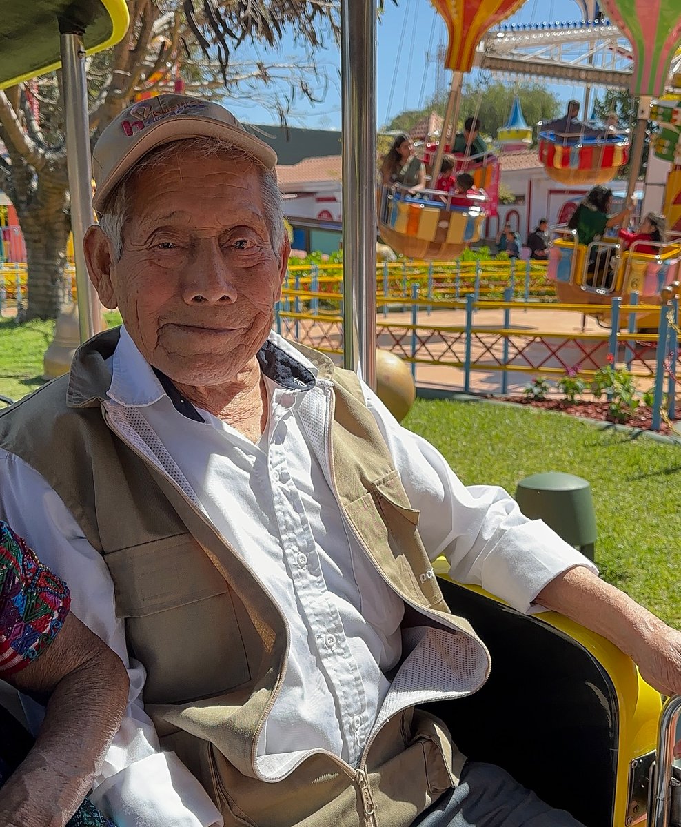 NuestroDiario's tweet photo. ⚫ ADIÓS DON JULIO 💔😭🕊️

El abuelito que inspiró la creación de "Abuelitos Heladeros" falleció, según las redes sociales del proyecto. Esta iniciativa inició para dignificar las condiciones de vida de las personas de la tercera edad que venden helados y otros productos en el Centro Histórico. Puede que don Julio ya no esté con nosotros, pero su legado sigue vivo 🥺.

#NuestroDiario, noticias como son 📰
📸: Abuelitos Heladeros | #ComunidadND #DigitalND