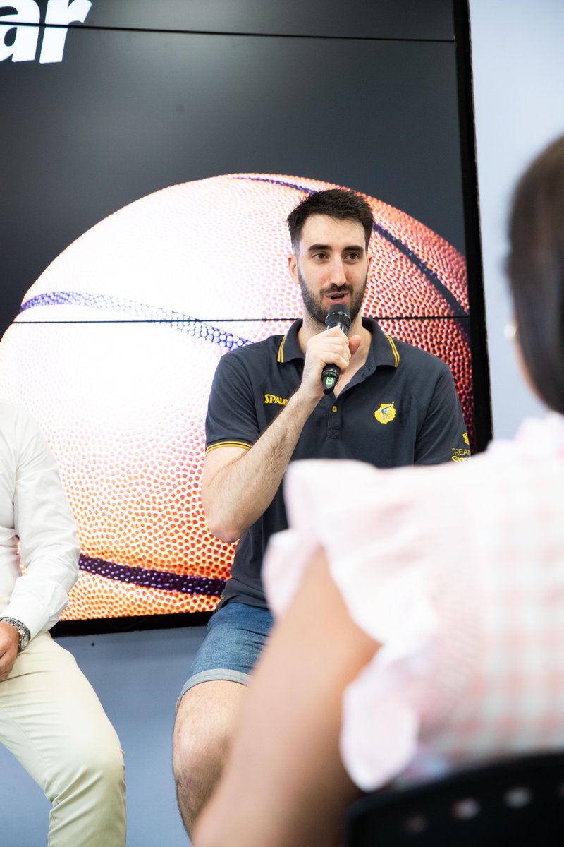 🎙 Eric Vila: "Estoy en una edad en la que tengo que dar otro paso"

▪ El nuevo ala-pívot del Dreamland Gran Canaria fue presentado hoy en <a href="/viajesinsular/">Viajes Insular</a>. Vila se mostró muy ilusionado y aseguró que "voy a trabajar duro cada día, estoy muy contento".

➡ cbgrancanaria.net/news/eric-vila…