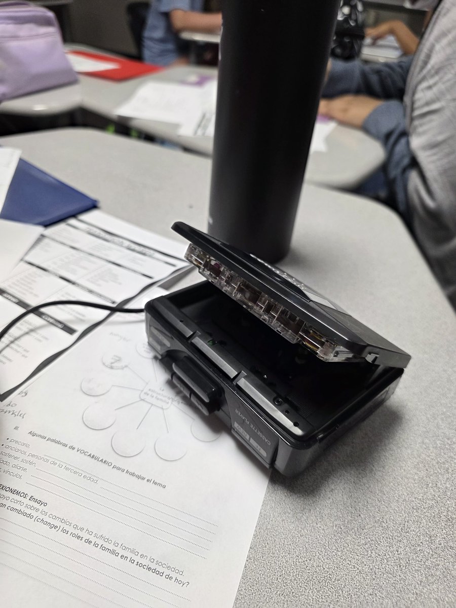 ProfeBrachoHill's tweet photo. Going back in time! My #Spanish4 students adjusting to the NO cell phone/communication devices policy. #learnerdisposition Taking responsible risks @RPHS_Panthers10 @DrDJackson4 @FortBendISD @FBISD_MSD #langchat #loteteacher https://t.co/6v47YtqNfK