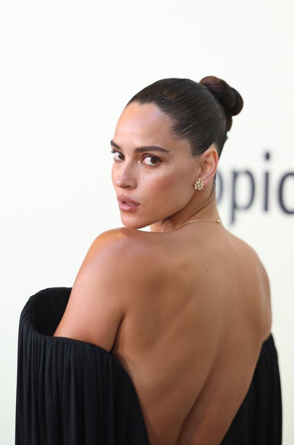 Gy4Xe8oa8AA8T_q?format=jpg&name=900x900