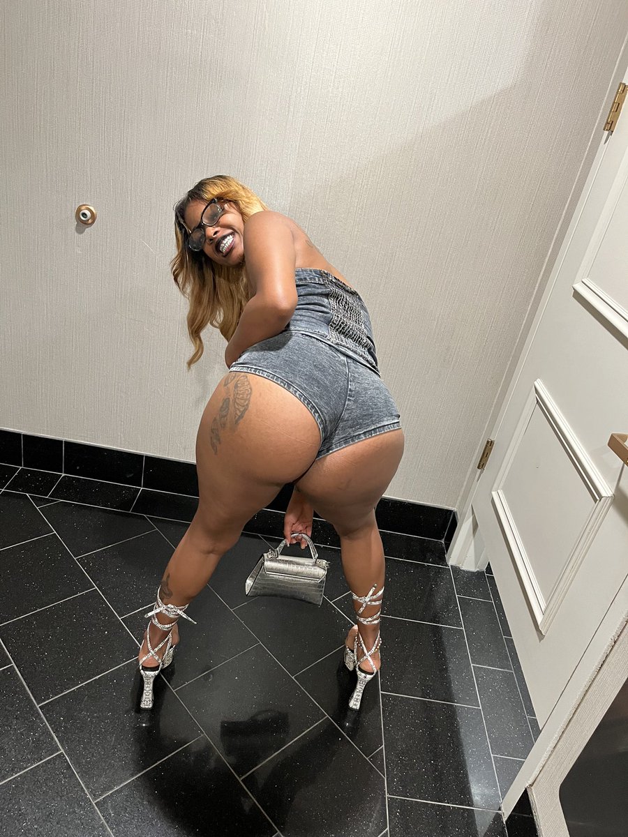 AmityJ_'s tweet photo. who birthday ? All that Cake 🤭✨ https://t.co/c2li7FhDZz