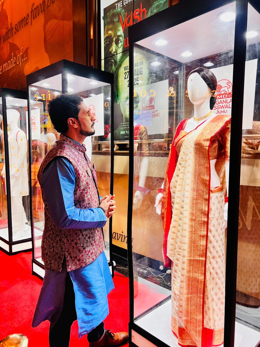 RJ🇬️9⃣ Divya (दिव्य) Solgama (@divyasolgama) on Twitter photo Hosting the Red Carpet with Cultural Pride!
#NashaPremiereNights celebrating 20 years of #Parineeta
RJ #DivyaSolgama
Outfit Courtesy - <a href="/_mdresswalla/">SARIKA MAGANLALDRESSWALLA</a> Hosting the Red Carpet with Cultural Pride!
#NashaPremiereNights celebrating 20 years of #Parineeta
RJ #DivyaSolgama
Outfit Courtesy - <a href="/_mdresswalla/">SARIKA MAGANLALDRESSWALLA</a>