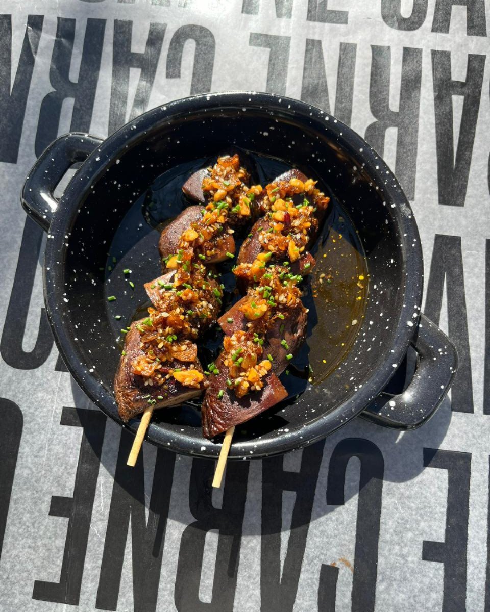 somos_CARNE's tweet image. Llegó un nuevo acompañamiento a CARNE para que disfrutes. 

Pinchos de portobello grillado con aceite de ajíes crocante. 😊

¿Te tentaste?

#Carne #Hamburguesa #Pincho #Portobello