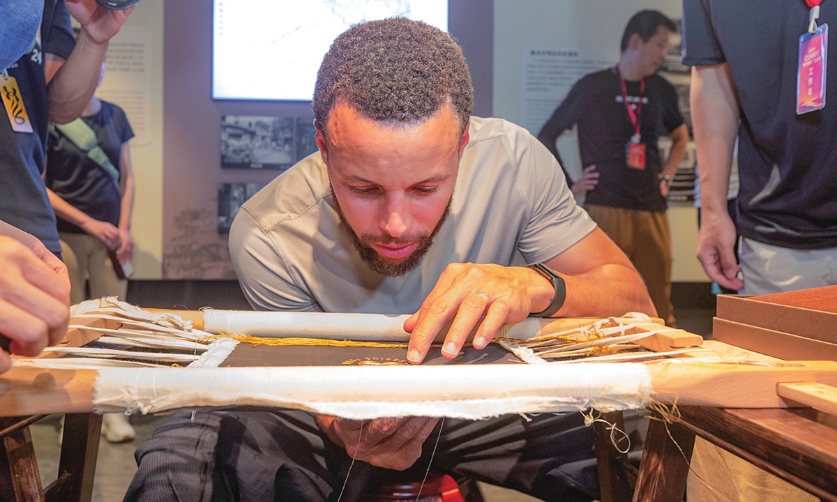 globaltimesnews's tweet image. From high-arching shots to mentoring future stars, basketball superstar #StephenCurry brought his magic to Southwest China’s Chongqing. globaltimes.cn/page/202508/13…
